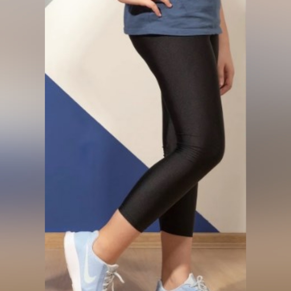 Kids Girls Hi Shiny Black Leggings Pre Owned. Worn a couple of time